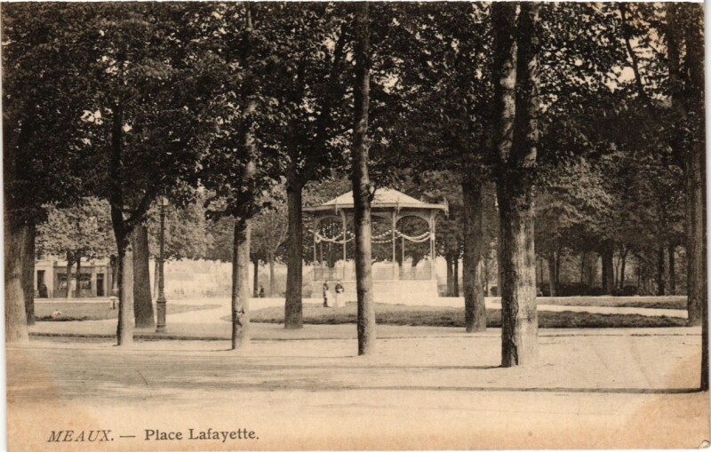Carte postale ancienne Meaux - Place Lafayette à Meaux