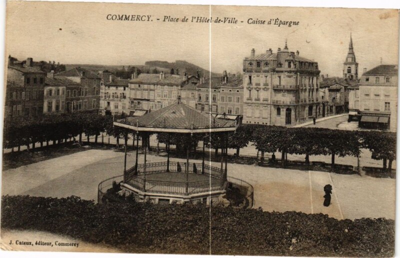 Carte postale ancienne Commercy-Place de l'Hótel de Ville-Caisse d'Epargne à Commercy