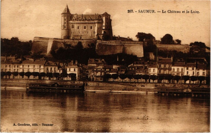 Carte postale ancienne Saumur - Le Chateau et la Loire à Saumur