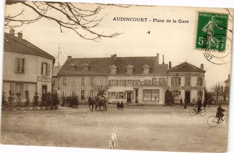Carte postale ancienne Audincourt - Place de la Gare à Audincourt