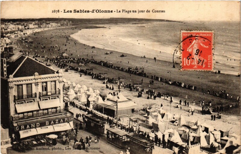 Carte postale ancienne Les Sables-d'Olonne - La Plage un jour de Courses aux Sables-d'Olonne