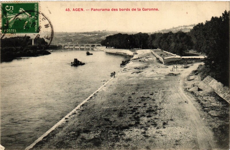 Carte postale ancienne Agen - Panorama des bords de la Garonne à Agen