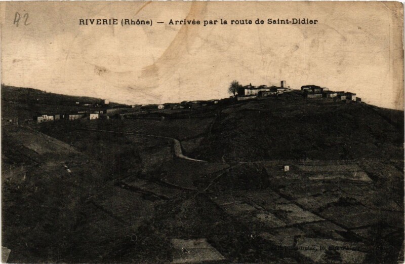 Carte postale ancienne Riverie - Arrivée par la route de Saint-Didier à Riverie