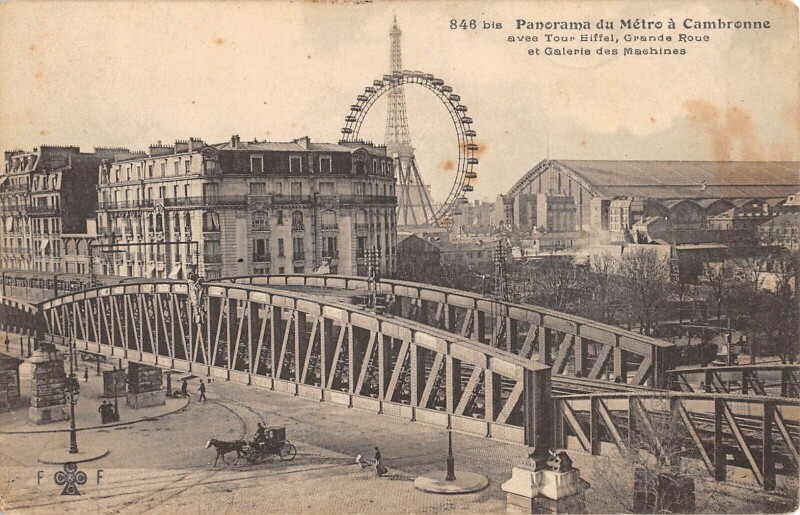 Carte postale ancienne Panorama du Métro à Cambronne avec Tour Eiffel, Grande Roue et Galerie des Machines à Paris 15e