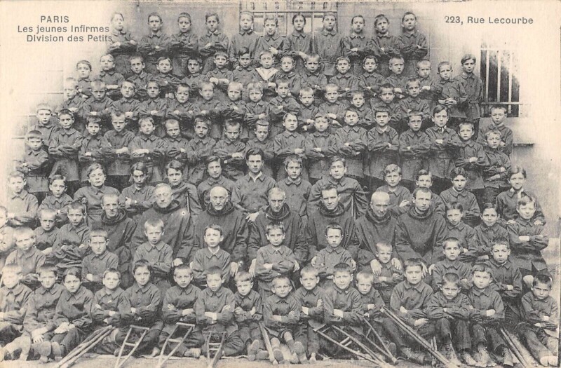 Carte postale ancienne Les jeunes Infirmes - Division des Petits - Rue Lecourbe à Paris 15e