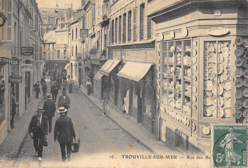 Carte postale ancienne Trouville Sur Mer Rue Des Bains (cliché rare à Trouville-sur-Mer