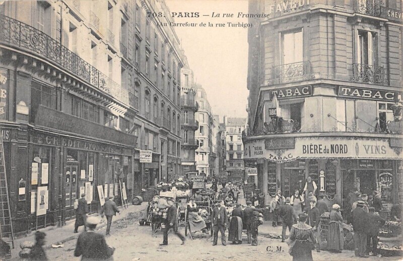 Carte postale ancienne Paris 1er La Rue Francaise Au Carrefour De La Rue Turbigo à Paris 1er