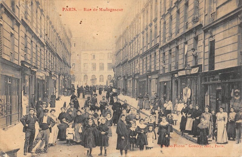 Carte postale ancienne Paris 12e La Rue De Madagascar à Paris 12e