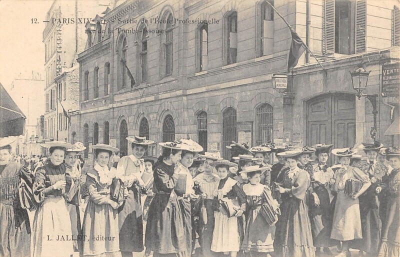 Carte postale ancienne Sortie de l'Ecole Professionnelle rue de la Tombe-Issoire à Paris 14e