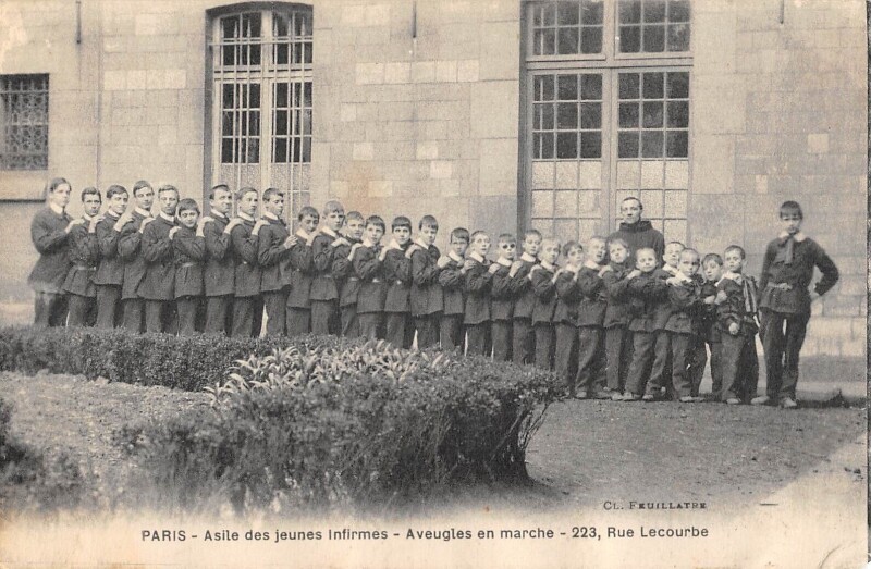 Carte postale ancienne Asile des jeunes Infirmes - Aveugles en marche - Rue Lecourbe à Paris 15e