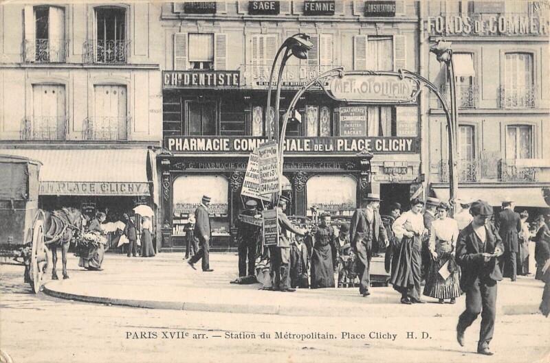 Carte postale ancienne Station du Métropolitain - Place Clichy à Paris 18e