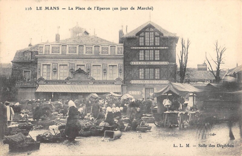 Carte postale ancienne Le Mans La Place De L'Eperon Un Jour De Marche au Mans