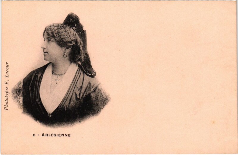 Carte postale ancienne Arles Arlesienne - Femme - Type à Arles