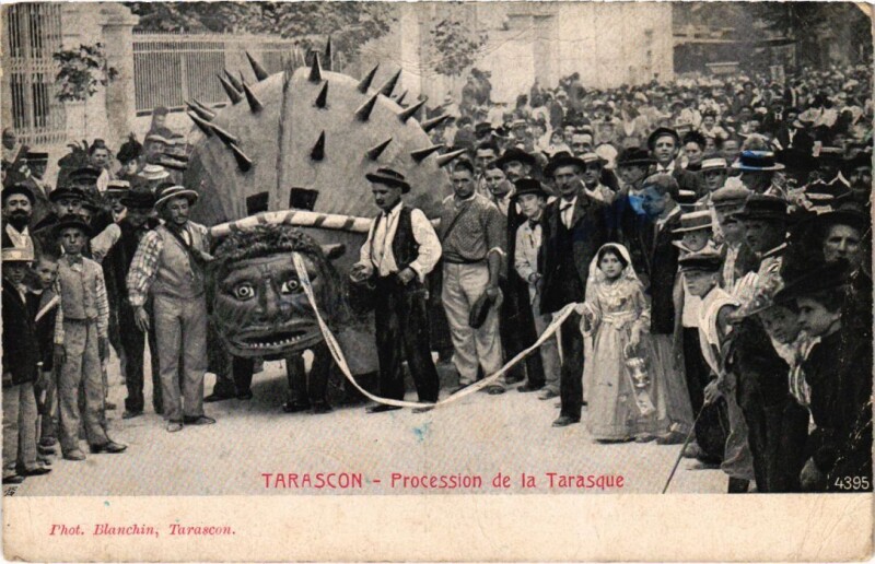 Carte postale ancienne Tarascon Procession de la Tarasque à Tarascon