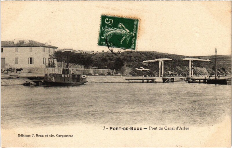 Carte postale ancienne Port-de-Bouc Pont du Canal d'Arles à Arles