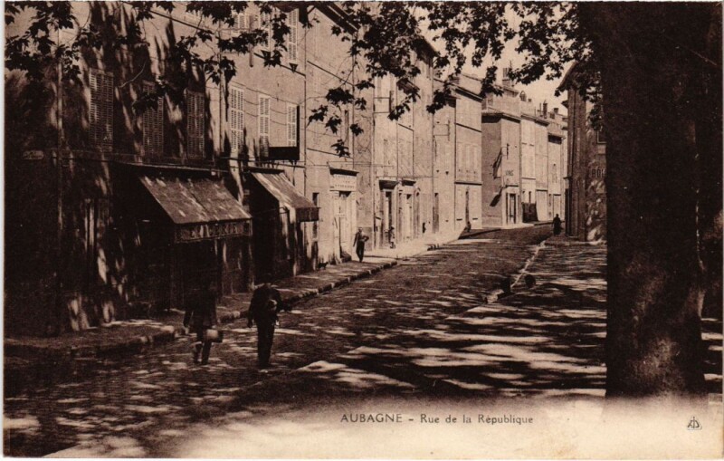 Carte postale ancienne Aubagne Rue de la Republique à Aubagne