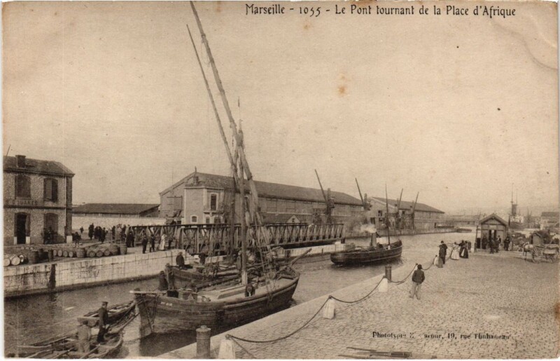 Carte postale ancienne Marseille Le Pont Tournant de la Place d'Afrique à Marseille