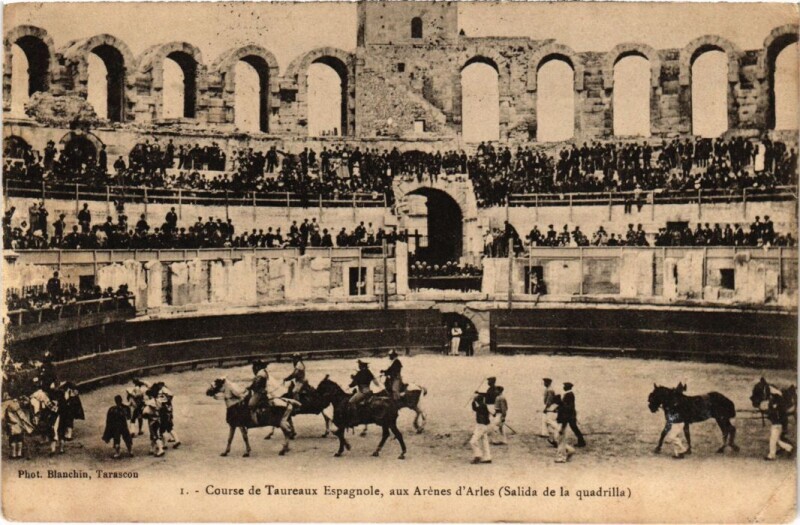 Carte postale ancienne Arles Course de Taureaux Espagnole aux Arenes d'Arles à Arles