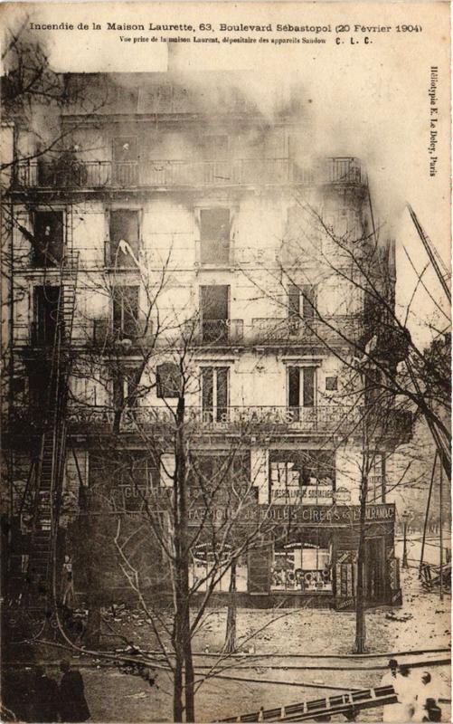 Carte postale ancienne Incendie de la Maison Laurette à Paris 1er