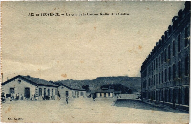 Carte postale ancienne Aix-en-Provence Un Coin de la Caserne Niollis et la Cantine à Aix-en-Provence