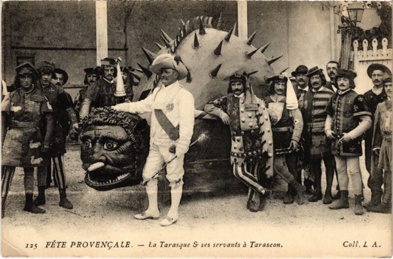 Carte postale ancienne Tarascon La Tarasque et ses Servants - Fete Provencale à Tarascon