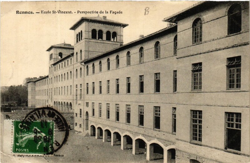 Carte postale ancienne Rennes - Ecole Saint-Vincent - Perspective de la Facade à Rennes