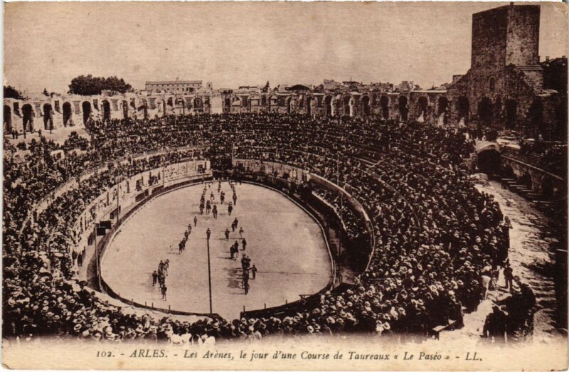 Carte postale ancienne Arles Les Arenes - Le Jour d'une Course de Taureaux à Arles