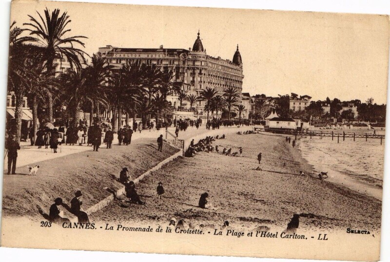Carte postale ancienne Cannes - La Promenae de la Croisette - La Plage et l'Hotel Carlton à Cannes