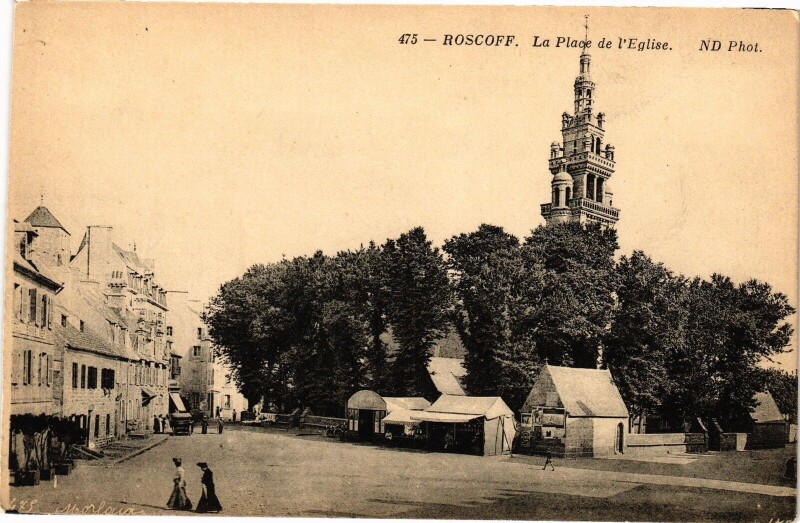 Carte postale ancienne Roscoff - La Place de l'Eglise à Roscoff