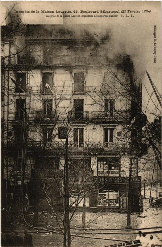 Carte postale ancienne Incendie de la Maison Laurette à Paris 1er