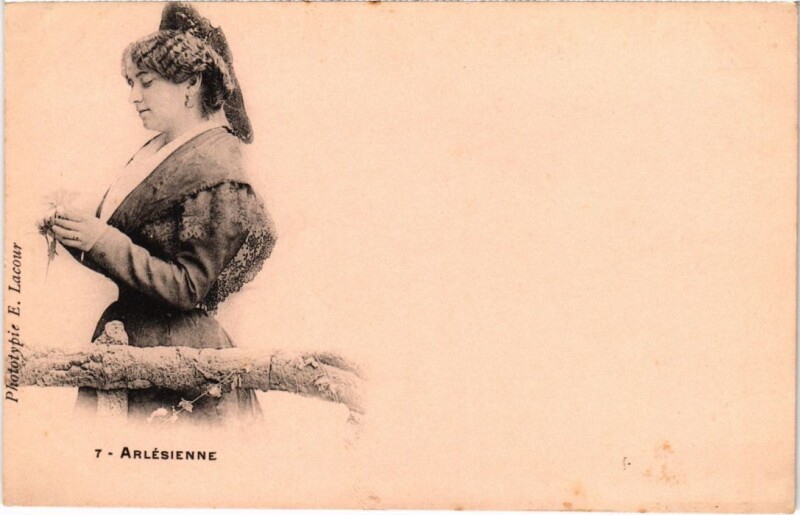 Carte postale ancienne Arles Arlesienne - Femme - Type à Arles