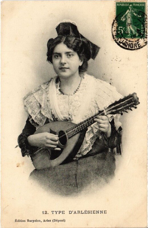 Carte postale ancienne Arles Type d'Arlesienne - Femme - Type à Arles
