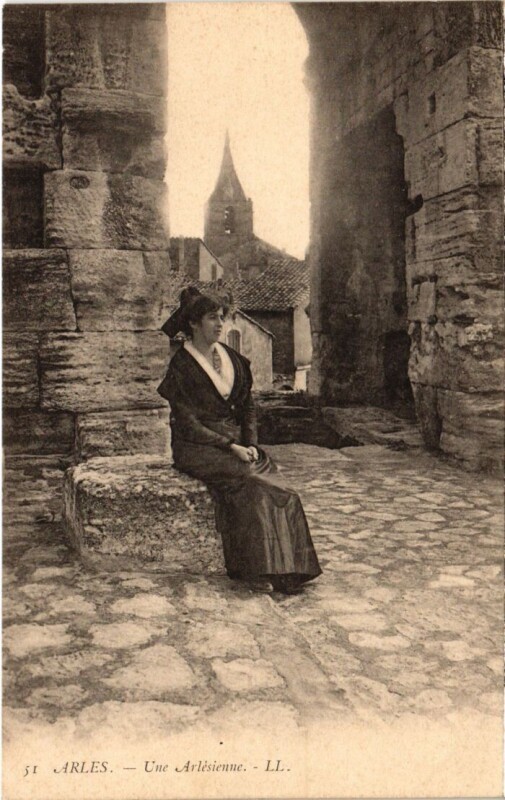 Carte postale ancienne Arles Une Arlesienne à Arles