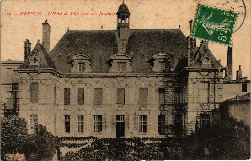 Carte postale ancienne Verdun-L'Hótel de Ville vue des Jardins à Verdun