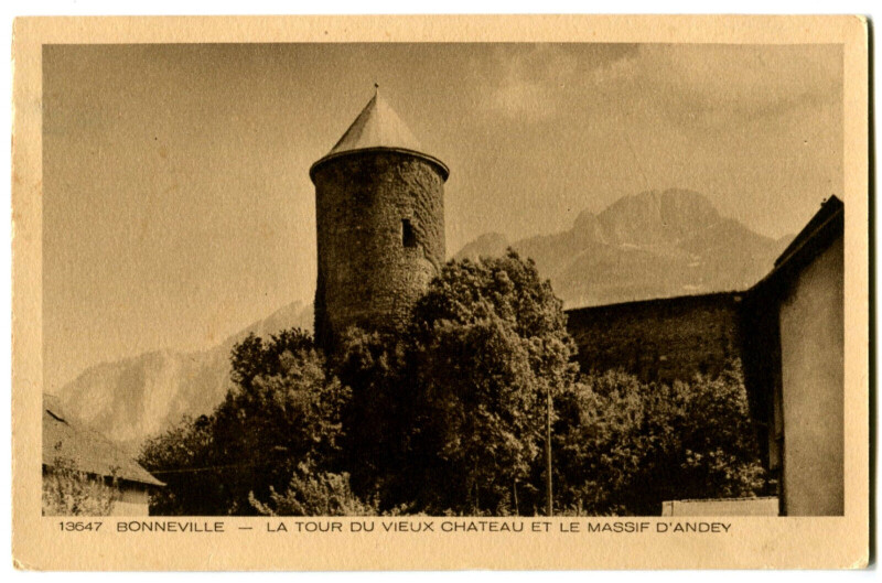 Carte postale ancienne Haute-Savoie Bonneville La Tour du Vieux Château et Massif d'Andey à Bonne
