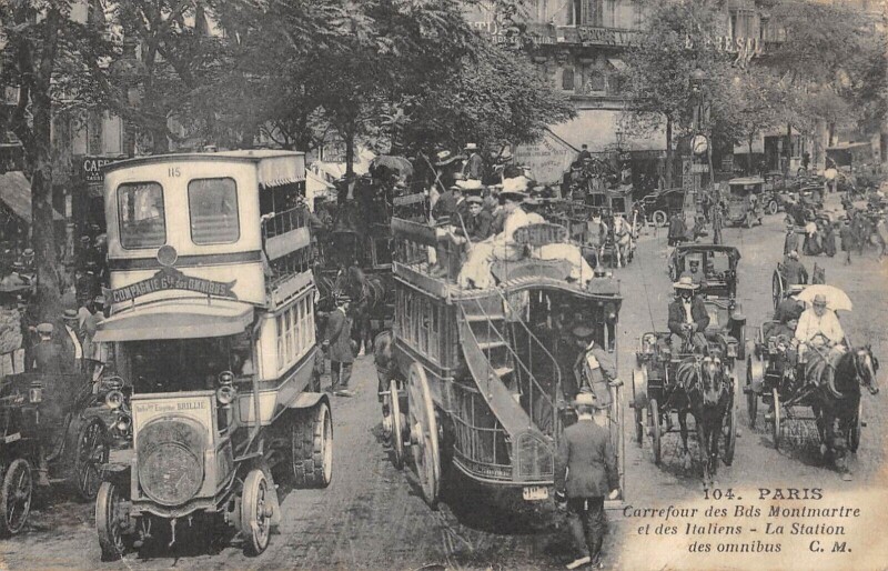 Carte postale ancienne Paris IXe Carrefour Des Bds Montmartre Et Des Italiens Station Omnibus à Paris 9e