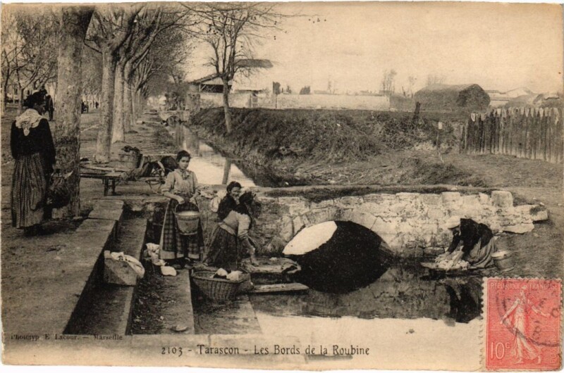Carte postale ancienne Tarascon Les Bords de la Roubine à Tarascon
