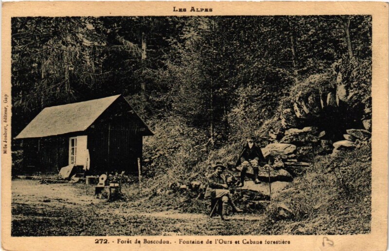 Carte postale ancienne Foret de Boscodon - Fontaine de l'Ours et Cabane forestiere
