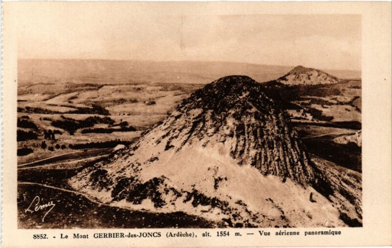 Carte postale ancienne Le Mont Gerbier-des-Joncs - Vue aérienne panoramique