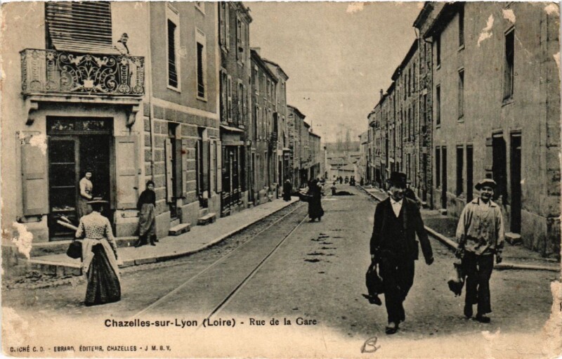 Carte postale ancienne Chazelles-sur-Lyon - Rue de la Gare à Chazelles-sur-Lyon