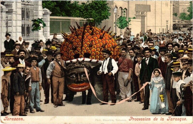 Carte postale ancienne Tarascon Procession de la Tarasque à Tarascon