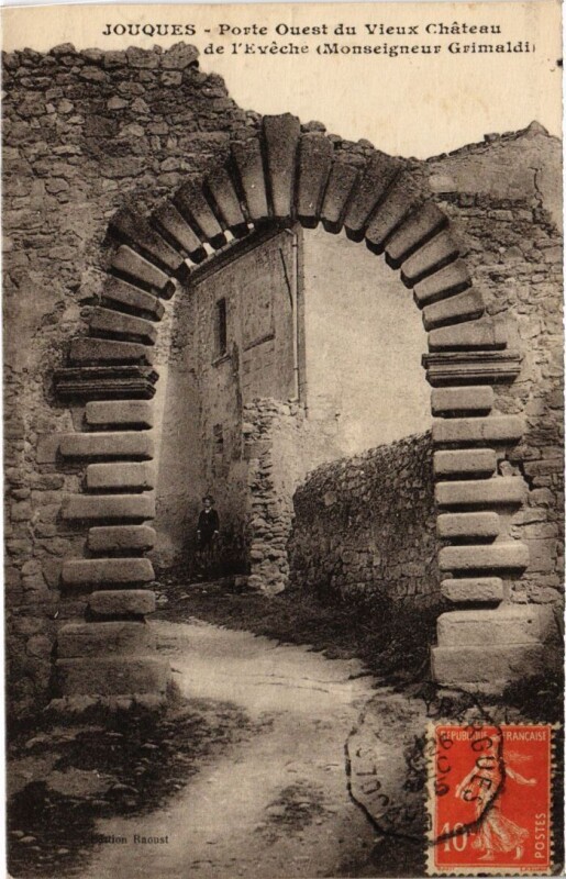 Carte postale ancienne Jouques Porte Ouest du Vieux Chateau de l'Eveche à Jouques