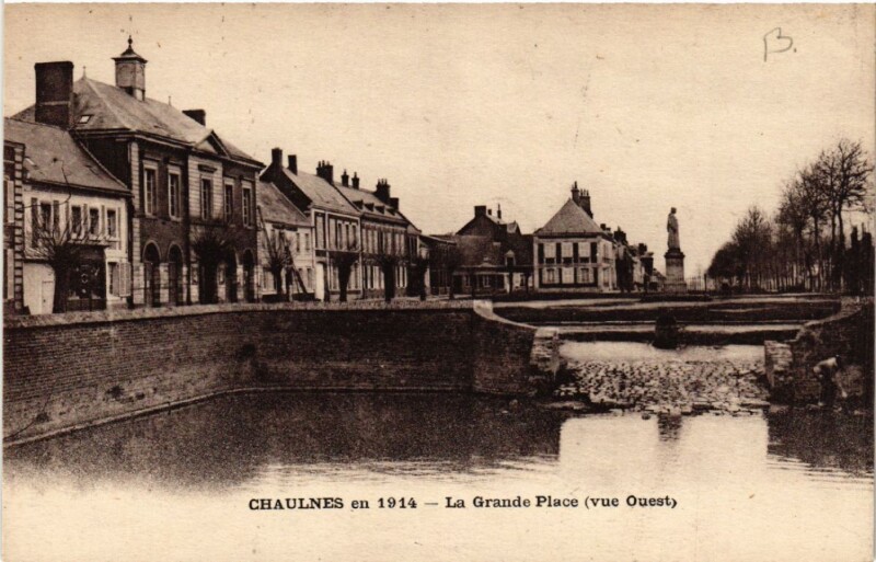 Carte postale ancienne Chaulnes en 1914 - La Grande Place (vue Ouest) à Chaulnes