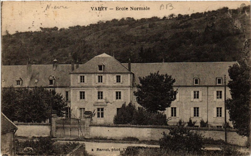 Carte postale ancienne Varzy - Ecole Normale à Varzy