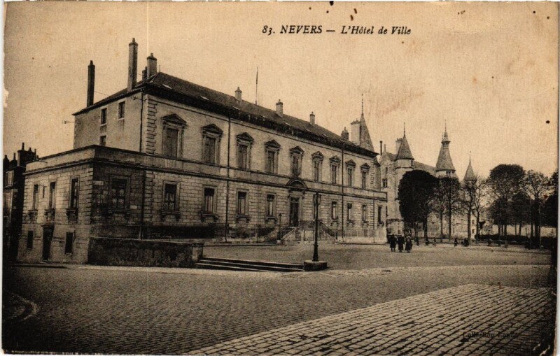 Carte postale ancienne Nevers - L'Hotel de Ville à Nevers