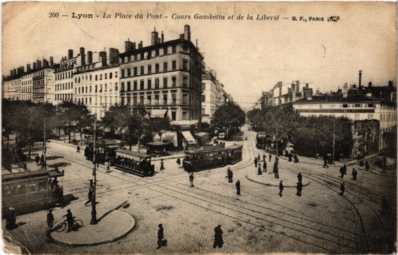 Carte postale ancienne Lyon La Place du Pont Cours Gambetta et de la Liberte à Lyon 3e Arrondissement