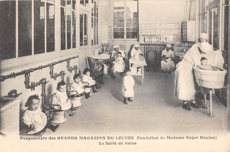 Carte postale ancienne Paris Pouponniere Du Gd Magasin Du Louvre Madame Roger Douine Salle Bains