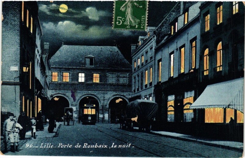 Carte postale ancienne Lille - Porte de Roubaix la nuit à Lille