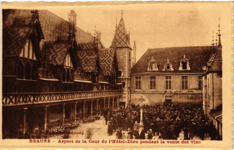 Carte postale ancienne Beaune - Aspect de la Cour de l'Hotel-Dieu pendant la vente à Beaune