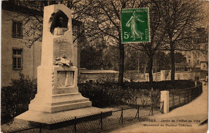 Carte postale ancienne Limoges Jardin de l'Hotel de Ville Mon. du Docteur Chenieux